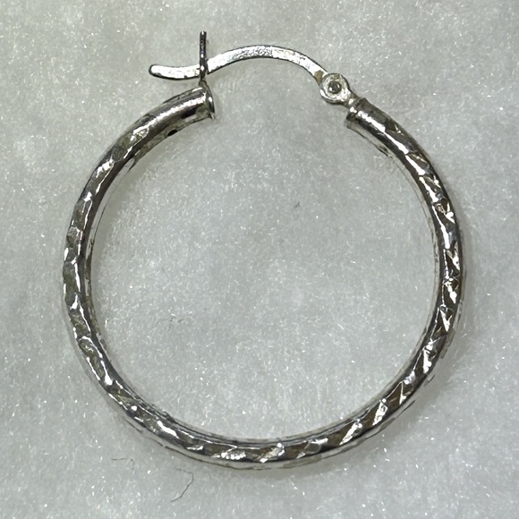 925 SILVER ENGRAVED SINGLE HOOP EARRING - Picture 5 of 11